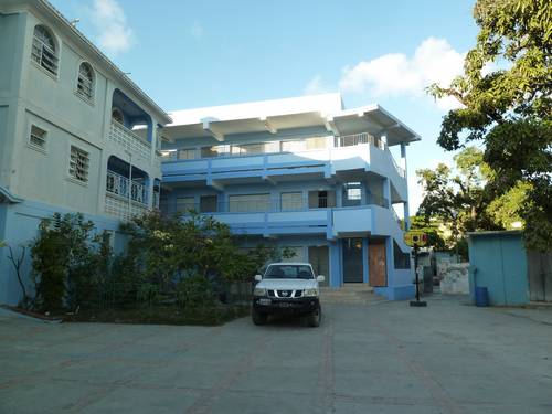 03  dans le fond bâtiment de l ecole construit dans les annees 2000.JPG